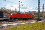 Die 185 162-5 (91 80 6185 162-5 D-DB) der DB Cargo Deutschland AG fährt am 30.04.2021 mit einem KLV-Zug durch Betzdorf/Sieg in Richtung Köln.