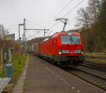 Die DB 193 337 (91 80 6193 337-3 D-DB) fährt am 08.04.2022 mit einem KLV-Zug durch den Bf Scheuerfeld (Sieg) in Richtung Köln.