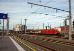 Die 185 185-6 (91 80 6185 185-6 D-DB) der DB Cargo fhrt am 12.09.2022 mit einem gemischten Gterzug durch den Hbf Salzburg in Richtung Deutschland.