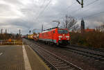 Während links die als S 2 (Dresden Flughafen – Pirna) der S-Bahn Dresden am 07.12.2022 vom Bahnhof Dresden-Strehlen, auf der KBS 241.1, in Richtung Pirna fährt, kommt aus