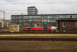 Eine Class 77 – EMD JT42CWRM – deutsche Baureihe 266.4 der DB Cargo AG, abgestellt am 10 März 2024 beim Hauptbahnhof Oldenburg (Oldb), dahinter noch eine weitere. Aufnahme aus einem Zug heaus.

Verschärfte EU-Abgasbestimmungen ab dem 1. Januar 2009 zwangen den amerikanischen Hersteller Electro-Motive Division (EMD) ab 2005, die für den europäischen Markt produzierte Class 66 (EMD JT42CWR) gründlich zu überarbeiten. Die Geschichte dieser Baureihe begann 1985, als EMD (damals eine 100 %-ige Tochter von General Motors) erstmals eine preisgünstige Diesellok für den britischen Markt produzierte. Heraus kam eine als Class 59 bezeichnete, sechsachsige, dieselelektrische Maschine des Typs EMD JT26CW-SS in kantigem Design und dem 2.460 kW starken Dieselmotor GM 16-645E3C. Als Basis benutzte EMD die in großen Stückzahlen produzierten US-Dieselloks des Typs SD40-2, die sich aufgrund ihres bewährten, einfachen Aufbaus als sehr zuverlässig erwiesen hatten. Zunächst für britische Bahnunternehmen überarbeitete und verbesserte EMD dann Mitte der 1990er-Jahre die Class 59 als äußerlich weitgehend unveränderte Loks mit einem 2.350 starken GM-Motor 12N-710G3B-EC als Class 66 (Typ JT42CWR), die ab 1998 zunächst bei britischen EVU in Betrieb gingen.Ihr Dieselmotor wirkt auf einen Drehstromgenerator vom Typ M AR8/CA6, welcher die elektrische Energie für die sechs Reihenschluss-Kollektorfahrmotoren liefert, die in den Drehgestellen untergebracht sind und über einen Tatzlagerantrieb auf die Radsätze wirken. Weil die Loks ursprünglich anfangs nur für einen Einsatz in Großbritannien vorgesehen waren, sitzt der Lokführer auf der linken Seite statt auf der rechten. Bis Ende 2005 entstand dann aufgrund der verschärften EU-Abgasbestimmungen die emissionsärmere Variante als JT42CWRM (in Großbritannien: JT42CWR-T1) mit einem für Kraftstoffeffizienz optimiertem und überaus zuverlässigem 2.420 kW starken Dieselmotor 12-710G3B-T2. Sie wurden dann bei einigen Bahnen nicht mehr als Class 66 sondern als Class 77 bezeichnet. 

Die optimierten Loks erhielten eine bessere Schallisolierung im Führerstand, Verbesserungen zur Sicherheit und zum Komfort des Triebfahrzeugführers sowie optional eine Klimaanlage. Zusätzliche äußerliche Accessoires bildeten nun zweiteilige Führerhausseitenfenster, größere Lüfterjalousien sowie eine dritte Tür auf einer Seite aufgrund des teilweisen Wegfalls des durchgehenden Seitengangs im Lokkasten. Mit dem Radialdrehgestell „EMD HTCR-E“ konnten erhöhte Sicherheit, verbesserte Haftung und ein längeres Wartungsintervall erreicht werden. Des Weiteren gab es das Mikroprozessor-Steuerungssystem „EM2000TM“ zur Lastregelung, Motorsteuerung und Adhäsionskontrolle, wobei gleichzeitig ein Diagnosesystem und die Speicherung von vergangenen Fahrtverläufen implementiert war. Bis zur Einstellung der Produktion in 2016 wurden insgesamt 244 Exemplare der verbesserten Variante JT42CWR(M/-T1) ausgeliefert. Viele dieser Maschinen gehören Leasing-Firmen wie der Porterbrook Leasing Company (5 Ex.), Eversholt Rail (26 Ex.), Beacon Rail Leasing (40 Ex.), Macquarie European Rail (24 Ex.) oder Alpha Trains (7 Ex.), welche die Loks an Dritte in zahlreichen europäischen Ländern vermieten. Farbgebungen und Beschriftungen sind daher sehr vielfältig und wechseln ständig. 41 Exemplare gelangten 2009 in den Bestand der Egyptian National Railways (ENR) und in 2011/12 bereicherten sechs Maschinen die Societe d´Exploitation Transgabonais (SETRAG) für den Verkehr im afrikanischen Gabun. Mit insgesamt 60 JT42CWRM erwarb die heute zum DB-Konzern gehörige Euro Cargo Rail (ECR) die meisten Maschinen. Sie fahren heute zum größten Teil als Baureihe 247 in den Diensten von DB Cargo in Deutschland. Auch private EVU gehören zu den Eigentümern dieser Loks wie die belgische Crossrail (8 Ex.), die französische Akiem (10 Ex.) und die britische GB Railfreight (17 Ex.).