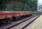 Leerer vierachsiger  Drehgestell-Flachwagen (Niederbordwagen) mit Seitenborden, Stirnwnden (Stahl-Bordwnden) und Stahlfuboden, 31 80 3944 092-7 D-DB, der Gattung Res-x 679.1, der DB Cargo AG, am 11 September 2024 im Zugverband (Zugschluss) bei einer Zugdurchfahrt in Scheuerfeld (Sieg).

Der Wagen ist fr den Transport von schweren Schttgtern vorgesehen. Der Wagen ist in Ganzstahlbauweise unter Verwendung von Profilen und abgekanteten Blechen hergestellt. Als Material fr diese Schweikonstruktion wird vor allem St 52-3 und St 38 verwendet. Der Fuboden besteht aus 8 mm dickem Riffelblech und wird an der Stirnseite des Wagens durch ein U-Profil und an den Lngsseiten durch einen Flachstahl begrenzt.

Der Wagen ist an jedem Kopfstck mit zwei Fallrungen ausgerstet. Um die Seitenwandklappen in ihrer senkrechten Lage festzulegen, sind an jeder Wagenlngsseite 8 verstrkte Gleitrungen angeordnet. Der Wagen besitzt keine Ladeschwellen. Der Wagen kann auch mit heruntergeklappten Seitenwnden ohne Lademaberschreitung befrdert werden. Der Wagen besitzt eine vom Boden aus bedienbare Feststellbremse, die auf ein Drehgestell wirkt.

TECHNISCHE DATEN:
Umgebaut aus: Res 676 im Jahr 2010
Spurweite: 1.435 mm
Lnge ber Puffer: 19.900 mm
Drehzapfenabstand: 14.860 mm
Achsabstand im Drehgestell: 1.800 mm
Bauart der Drehgestelle: BA 853
Ladebreite: 2.530 mm
Lnge der Ladeflche: 18.500 mm
Ladeflche: 46,8 m
Hchstgeschwindigkeit: 120 km/h / 100 km/h (beladen)
Eigengewicht: 25.000 kg
Maximale Ladegewicht: 55,0 t (ab Streckenklasse C) 
Kleinster bef. Gleisbogenradius: 35 m
Bremse: KE-GP (LL)
Handbremse: auf ein Drehgestell
Intern. Verwendungsfhigkeit: RIV
