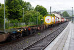 Leerer 4-achsiger Drehgestell-Containertragwagen für Großcontainer und Jumbo-Wechselbehälter, 31 80 4558 741-3 D-DB, der Gattung Sgns 696, der DB Cargo AG, am 21 Juni 2024 im Zugverband bei einer Zugdurchfahrt im Bf Kirchen/Sieg.

Diese Wagen wurden ab 2008 vom des rumänischen Herstellers MEVA in Drobeta-Turnu Severin (seit 2016 zur The Greenbrier Companies) hergestellt. Der Wagen ist im Rahmen der neuen Tragwagenkonzeption für den Transport von Containern in Zügen des kombinierten Ladungsverkehrs vorgesehen. Auf den Außenlangträgern des Wagens befinden sich für jede vorgesehene Ladeposition feste und klappbare Aufsetzzapfen zum Festlegen der Ladungseinheiten in verschiedenen Kombinationen. 

Das Untergestell ist eine verwindungsweiche, geschweißte Rahmenkonstruktion aus Walz- und Blechprofilen, gebildet aus den Kopfstücken, den Hauptquerträgern und den äußeren Langträgern.

TECHNISCHE DATEN:
Spurweite: 1.435 mm (Normalspur)
Anzahl der Achsen: 4 (in zwei Drehgestellen)
Länge über Puffer: 19.640 mm
Drehzapfenabstand: 14.200 mm
Achsabstand im Drehgestell: 1.800mm
Raddurchmesser: 920 mm (neu) / 840 mm (abgenutzt)
Max. Ladelänge: 18.400 mm
Höhe der Ladeebene über SOK: 1.155 mm
Höchstgeschwindigkeit: 100 km/h (beladen) / 120 km/h (leer)
Durchschnittl. Eigengewicht: 18.700 kg
Maximales Ladegewicht: 71,0 t (ab Streckenklasse D)
Kleinster bef. Gleisbogenradius: R = 75 m
Bauart der Bremse: KE-GP-A (K)
Verwendungsfähigkeit: TEN GE / G1