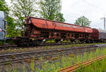 Vierachsiger gedeckter Drehgestell-Schüttgutwagen mit dosierbarer Schwerkraftentladung, 31 80 083 4 044-6 D-DB, der Gattung Tads 960, der DB Cargo AG am 22 Mai 2023 im Zugverband bei einer Zugdurchfahrt in Wilnsdorf-Rudersdorf.

Die Wagen sind geeignet für den Transport von witterungsempfindlichen Schüttgütern. Die Ladegüter sind z.B. Quarzsand, Dolomit, Anthrazit, Gipsstein, Kalk, Holzpellets, Petrolkoks, Kaolin und Paraffine. Die Beladung erfolgt über ein einteiliges Schwenkdach. Sie besitzen eine gleisseitige dosierbare Entladeeinrichtung. Ein Teil der Wagen ist für den Transport von Quarzsand mit speziellen Dichtungen an den Auslaufrutschen ausgestattet.

Die Wagen der Bauart Tads 960 sind durch Umzeichnung aus der Bauart Tads 959 hervorgegangen. Der Wagen dient wegen seiner besonderen Schieberabdichtung dem Transport von feinkörnigen, nässeempfindlichen Schüttgütern, besonders für Quarzsand. Der Transport grobkörniger oder kantiger, schwerer Güter (z. B. Kies, Schlacke, Schotter) ist wegen einer möglichen Beschädigung der Innenbeschichtung nicht zulässig. Der Wagen kann wahlweise nach der einen oder anderen Seite oder gleichzeitig nach beiden Seiten entladen werden. Die regelbare Entladung ermöglicht die Beschickung von Förderbändern. Die schwenkbaren Auslaufrutschen gestatten den Einsatz des Wagens für die Entladung in Bunkern oder auf seitliche Förderbänder.

Das Untergestell ist aus Walzprofilen (St 52-3) geschweißt. Der Wagenkasten ist ebenfalls geschweißt. Für die 3 mm dicken Kastenbleche wurde St 52-3 mit Cu-Zusatz verwendet. In jeder Seitenwand sind vier exzentrisch gelagerte Rundschieber angeordnet. Jeder Schieber kann einzeln mit einem Handhebel von der Bühne aus geöffnet und geschlossen werden. Die Unterkanten der festen Auslaufrutschen liegen bei leerem Wagen 720 mm über SO. Die Unterkanten der beweglichen Auslaufrutschen liegen bei leerem Wagen im ausgeschwenkten Zustand 385 mm über SO.

Zum Beladen des Wagens wird das Schwenkdach von der Bedienungsplattform aus mit einem Handrad geöffnet. Dabei wird eine über die ganze Wagenlänge reichende Öffnung von 1 200 mm Breite freigegeben. Das geöffnete Dach bleibt innerhalb der Wagenbegrenzungslinie, so dass Verschiebebewegungen auch bei geöffnetem Schwenkdach möglich sind.

Das Entfernen von Ladegutresten in der Be- oder Entladestraße ist nur durch leichte Gummihammerschläge auf die äußeren Behälterwandungen gestattet oder durch den Einsatz von Pressluftlanzen im Laderaum.

TECHNISCHE DATEN:
Hersteller: Waggonfabrik Talbot in Aachen
Baujahr: ab 1973 (Umzeichnung 2003 – 2006)
Spurweite: 1.435 mm
Länge über Puffer: 21.640 mm
Drehzapfenabstand: 16.600 mm
Achsabstand im Drehgestell: 1.800 mm
Beladeöffnung: 16.800 x 1.200 mm
Eigengewicht: 25.350 kg
Höchstgeschwindigkeit: 100 km/h (beladen) / 120 km/h (leer)
Maximales Ladegewicht: 54,5 t (Streckenklasse C oder höher)
Kleinster bef. Gleisbogenradius: 75 m
Rauminhalt: 80,0 m³
Bremse: KE-GP-A (LL)
Intern. Verwendungsfähigkeit: RIV

Die Bedeutung der Gattungs- und Kennbuchstaben (hier Tads):
T - Wagen mit öffnungsfähigem Dach 
a - mit vier Radsätzen
d - mit Schwerkraftentladung, dosierbar, wahlweise zweiseitig, hochliegend
s - Höchstgeschwindigkeit 100 km/h (beladen)