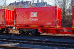 Detailbild von dem neuen vierachsigen Drehgestell-Güterwagen 31 80 9300 179-6 D-DB der Gattung Uas 224.2 der DB Cargo AG am 17 Februar 2025 abgestellt, im Zugverband eines