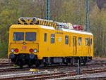 Der Oberleitungsrevisionstriebwagen (ORT) 708 325-6 der DB Netz AG, ex DR 188 325-5, fährt am 29.04.2021 durch Betzdorf (Sieg) in Richtung Köln.