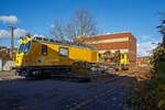 Das Tunnelinspektionsfahrzeug TIF 705 102 (Schweres Nebenfahrzeug Nr.99 80 9 146 002-7 D-DB) der DB Netz AG ist am 01.11.2021 beim Stellwerk Siegen abgestellt.

Das TIF 705 102 wurde 2016 von Plasser & Theurer in Linz (A) unter der Fabriknummer 6359 gebaut, und erstmals auf der InnoTrans 2016 in Berlin der Öffentlichkeit präsentiert.

Diese TIF der BR 705.1, eine neue Generation von Instandhaltungsfahrzeugen der DB Netz AG die von Plasser & Theurer entwickelt und gebaut werden, sie werden auch als Multifunktionales Instandhaltungsfahrzeug (MISS) bezeichnet. Grundgedanke für diese Fahrzeuge ist ein Einsatz über die verschiedenen Gewerke hinaus, dass heißt, dass die Fahrzeuge zum einen als herkömmliche Gleisarbeitsfahrzeuge, andererseits aber auch für die Tunnelinstandhaltung (TIF) und als Schneeräumfahrzeug Verwendung finden. Einige der Fahrzeuge werden auch mit ECTS ausgestattet, um auch Aufgaben der Streckeninstandhaltung auf der neuen Schnellfahrstrecken zu können.
Das Tunnel-Inspektionsfahrzeug TIF verfügt über insgesamt drei Kräne deren Reichweite bis zu 14,5 m beträgt. Die geräumige, elastisch gelagerte und schallisolierte Kabine hat ein begehbares Dach mit ausfahrbarem Geländer.

Technische Daten:
Spurweite: 1.435 mm
Länge über Puffer: 23.000 mm
Drehzapfenabstand: 15.400 mm
Achsstand im Drehgestell: 2.500 mm
Lauf- und Treibraddurchmesser: 920 mm
Eigengewicht: 76,5 t
Nutzlast: 1,5 t
Bremse KB C-KE-PR-H mZ (D) 130 t P 80 t
Höchstgeschwindigkeit 140 km/h
Anhängelast: 50 t
Zur Mitfahrt zugel. Personenanzahl: 10
Kleinster befahrbarer Gleisbogen: R=150m
Zul. Streckenkasse: C2 oder höher
Sonstiges: Einsatz auf Steilstrecken genehmigt
