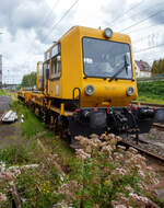 DB 741 131 ein Gleisarbeitsfahrzeug GAF 100 R (Schweres Nebenfahrzeug Nr. 99 80 9420 037-0, ex 97 17 50 011 18-3), mit dem Gleiskraftwagenanhänger H27, Schweres Nebenfahrzeug Nr. D-DB 99 80 9750 276-4 (Anhängerfahrzeug BR 771 725) beide von der DB Netz AG, sind am 13.08.2023 in Kreuztal abgestellt. Da ich kein Fabrikschild finden konnte, kann ich keine ehemalige Nr. zuordnen.

Das GAF 100 R wurde 1996 von GBM (Gleisbaumechanik Brandenburg/H. GmbH) unter der Fabriknummer 52.1.124 gebaut, es hat die EBA Nummer EBA 96 P01 N023.

Das Gleisarbeitsfahrzeuge GAF 100 R ist ein Nebenfahrzeug das von der Firma GBM Gleisbaumechanik Brandenburg/H. GmbH gebaut wurde. Mit ihm können Personen (zur Mitfahrt sind 6 Personen zugelassen), Material und Ausrüstungen befördert werden können. Zudem hat es einen Palfinger PK 9001 Kran.

Der Antrieb des zweiachsigen Fahrzeuges erfolgt von einem 6 Zylinder, wassergekühlten MAM D 0826 LOH 07 Dieselmotor mit 169 kW (230 PS) Leistung über Lastschaltwendegetriebe auf die Radsatzgetriebe.

Technische Daten GAF:
Achsfolge: B
Länge über Puffer: 9.100 mm
Achsabstand: 4.800 mm
Treibraddurchmesser: 750 mm (neu)
Höchstgeschwindigkeit: 100 km/h
Eigengewicht: 16 t
Zul. Anhängelast: 40 t / (80 t mit Regelzugeinrichtung Hg 60 km/h)
Nutzlast : 5,0 t
Zur Mitfahrt zugel. Personen: 6
Der Antrieb des zweiachsigen Fahrzeuges erfolgt von einem 6 Zylinder, wassergekühlten MAN D 0826 LOH 07 Dieselmotor mit 169 kW (230 PS) Leistung über Lastschaltwendegetriebe auf die Radsatzgetriebe.

Der H 27 (Anhänger zu GAF 100) wurde von der GBM (Gleisbaumechanik Brandenburg/H. GmbH) gebaut.

Der GBM beschreibt dieses Fahrzeug wie folgt:
Der Anhänger H 27 wurde im Zusammenhang mit den Nebenfahrzeugen der Gleisbaumechanik Brandenburg entwickelt und ist in Ladeflächenhöhe, Kupplungsausführung sowie Energie - und Pneumatikanschlüssen diesen angepasst. Eine Anpassung an weitere Gerätesysteme ist nach Kundenwunsch möglich. Der Anhänger H 27 dient dem Transport von Baumaschinen, er ist aber auch gut für das Transportieren von Stückgut, Kleinteilen und Schienen geeignet. Der H 27 ist mit einem Paar einhängebarer Auffahrrampen ausgerüstet. Die Montage der Auffahrrampen kann mit 2 Personen realisiert werden. In seinen Abmessungen erfüllt er die Anforderungen nach EBO, Anlage 8. Der H 27 hat eine Spurweite von 1.435 mm. Der Fußboden des H 27 ist so dimensioniert, daß ein Befahren mit Gabelstaplern mit einer Radlast von 30 kN möglich ist. Zu den Fahrzeugenden hin ist der Fußboden geneigt ausgeführt. Dadurch verringert sich die Fußbodenhöhe von 1.000 mm über Schienenoberkante im mittleren Bereich auf 700 mm über Schienenoberkante. Durch angelegte Auffahrrampen ist es möglich, auf den H 27 mit Baumaschinen zu fahren.

Technische Daten Gleiskraftwagenanhänger:
Achsanzahl: 2
Achsabstand: 6.000 mm
Länge über Puffer: 9.750 mm
Höchstgeschwindigkeit: 100 km/h (vorgestellt 80 km/h)
Eigengewicht: 9,3 t
Zul. Anhängelast: 40 t
Nutzlast : 25,0 t