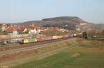 ES 64 F4 930 RT zieht einen Wechselpritschenzug durch Retzbach-Zellingen.