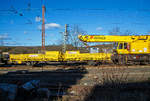 2-achsiger Flachwagen mit klappbaren Seitenborden und Rungen, der Eiffage Infra-Rail, 23 80 3300 045-2 D-ERD, der Gattung Ks, hier als Schutzwagen zum GOTTWALD Gleisbauschienenkran GS 20.08 T, am