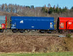 Vierachsiger Drehgestell-Flachwagen mit verschiebbarem Planenverdeck und Lademulden fr Coiltransporte, 35 81 4677 172-2 A-RCW, der Gattung Shimmns-ttu, eingestellt durch die Rail Cargo Wagon -