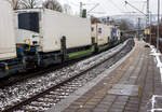 Spezieller sechsachsiger Gelenk-Taschenwagen System HELROM der Gattung Sdmrs, 87 80 4993 017-4 D-HELR, der Helrom GmbH (Frankfurt am Main), am 10 Januar 2025 im Zugverband bei der Zugdurchfahrt in Kirchen/Sieg. Hier beladen mit zwei Sattelaufliegern die nicht kranmanipulierbar sind. 

Der Clou bei HELROM sind neuartige Transportwaggons, die keine teuren Kran- oder Verladeeinrichtungen brauchen. Dieses Megaswing-System ist ein spezieller Taschenwagen mit schwenkbaren Aufnahmewannen fr Sattelauflieger. Hydrauliksttzen dienen als Stabilisierung, wenn die Wanne nach links oder rechts ausschwenkt. Die Beladung der Wanne mit einem Sattelauflieger erfolgt rckwrts. Nach Absatteln des Sattelaufliegers wird die Wanne angehoben und schwenkt wieder ein. Der Sattelauflieger wird leicht abgesenkt und mit dem Waggon fest verbunden, er ist nun auf dem Waggon sicher verstaut. Die Technik ist im Waggon verbaut.

TECHNISCHE DATEN:
Hersteller: Gk Yapi (Trkei)
Spurweite: 1.435 mm
Lnge ber Puffer: 34.230 mm
Drehzapfenabstand: 2 x 14.200 mm
Achsabstand im Drehgestell: 1.800 mm
Laufraddurchmesser: 920 mm (neu)
Eigengewicht: 45.200 kg 
Max. Zuladung bei Lastgrenze: 76,0 t (ab Streckenklasse D)
Max. Geschwindigkeit: 100 km/h (beladen) / 120 km/h (leer)
Kleinster befahrbarer Gleisbogen: R 75 m
Bremse: 2 x MH-GP-A (K)
Bremssohle: Cosid 810
Feststellbremse: Ja (auf ein Drehgestell)
Intern. Verwendungsfhigkeit: TEN-CW