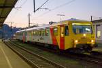   Der Dieseltriebzug VT 72 der HLB (95 80 0628 072-0 D-HEB / 95 80 0629 072-9 D-HEB), ex VT 72 FKE Frankfurt-Königsteiner Eisenbahn AG, steht am frühen Abend des 01.11.2015 im Bahnhof