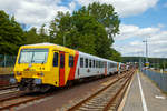 
Der Dieseltriebzug VT 72 der HLB (95 80 0628 072-0 D-HEB / 95 80 0629 072-9 D-HEB) ist am 07.07.2019 im Bahnhof Westerburg abgestellt.

Der zweiteilige Dieseltriebwagen hat zwei angetriebene Motorwagen der Baureihe 628/629 (und nicht wie die BR 628/928 je einen Motor- und Steuerwagen). Der Triebzug wurde 1995 von der Firma DÜWAG (Düsseldorfer Waggonfabrik AG) unter den Fabriknummern 91345 und 91346 gebaut und an die Frankfurt-Königsteiner Eisenbahn (FKE) ausgeliefert. In Jahr 2013 wurde das Fahrzeug modernisiert und an das Fahrzeugdesign der HLB-Flotte angepasst.

Technische Daten:
Spurweite: 1.435 mm
Achsfolge: 2’B’+B’2’
Baureihe: 629
Art: 2-tlg. Dieseltriebwagen
Länge über Puffer: 46,4 m
Breite: 2.850 mm
Dienstgewicht: 84 t
Geschwindigkeit: 120 km/h
Leistung: 2x 485 kW
Fahrgastsitzplätze: 149 (davon 19 Klappsitze) / davon 1. Klasse: 8
Fahrzeugbestand bei der HLB: 1
Standort (BW): Siegen 