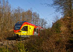 Nachschuss und etwas verdeckt....Der 5-teilige Stadler Flirt 429 050 / 429 550 der HLB (Hessischen Landesbahn) fährt am 23.02.2021, als RE 99  Main-Sieg-Express  (Siegen - Gießen -