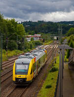 Der VT 265 (95 80 0648 165-8 D-HEB /95 80 0648 665-7 D-HEB) ein Alstom Coradia LINT 41 der HLB (Hessische Landesbahn), ex Vectus VT 265 , verlässt am 15.07.2021, als RB 90  Westerwald-Sieg-Bahn 