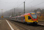 Der 5-teilige Stadler Flirt 429 048 / 548 der HLB (Hessischen Landesbahn) fhrt am 12.112021, als RE 99  Main-Sieg-Express  vom Bahnhof Dillenburg weiter in Richtung Siegen. Hier in Dillenburg ist es sehr nebelig, wenn er den Rudersdorfer Tunnel durchfahren hat ist es klar und sonnig.