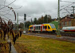 Der nette und freundliche Tf der HLB fährt dem VT 205 Abp (95 80 0640 105-2 D-HEB), in Alstom Coradia LINT 27 der (Hessische Landesbahn) am 04.01.2022, als RB 90  Westerwald-Sieg-Bahn  (Siegen -