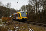 Der VT 204 ABpd (95 80 0640 104-5 D-HEB) ein Alstom Coradia LINT 27 der HLB (Hessische Landesbahn) erreicht am 22 November 2024, als RB 90  Westerwald-Sieg-Bahn  (Altenkirchen/Westerwald - Au/Sieg - Betzdorf/Sieg – Siegen), nun bald den Bahnhof Kirchen/Sieg. Ich stehe beim Bahnübergang Bü km 120, 915 an der Siegstrecke, direkt vor dem Bahnhof.