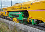 Im Einsatz....
Der Plasser & Theurer Dynamic Stopfexpress 09-3X, Schweres Nebenfahrzeug Nr. 99 80 9121 027-3 D-JH, ex VDM-Nr. 97 40 71 501 17-1, eine Dreischwellenstopfmaschine der Joseph Hubert GmbH & Co. KG am 25.09.2022 in Niederschleden hier beim Bahnhof (geografisch eigentlich Niederschelderhütte).

Hier als Detail mit eingetauchten Stopfpickeln, beim Stopfen. Die Maschine fährt kontinuierlich in Arbeitsrichtung weiter, die feste Lage wird durch den Schlitten ausgeglichen. 
