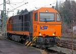   Die Lok 43 (92 80 1273 018-2 D-KSW) der KSW (Kreisbahn Siegen-Wittgenstein) eine Vossloh MaK G 2000 BB wartet am 06.01.2015 in Betzdorf/Sieg vor dem Prellbock auf Gleis 29 auf die Ankunft vom