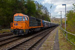 Die KSW 43 (92 80 1273 018-2 D-KSW) der KSW (Kreisbahn Siegen-Wittgenstein), fährt am 22.04.2022 mit einem Coilzug (VTG Coilwagen der Gattung Shimmns-ttu) durch den Bahnhof Scheuerfeld (Sieg) in