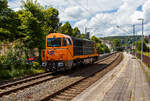 Die KSW 43 (92 80 1273 018-2 D-KSW), die asymmetrische Vossloh G 2000 BB der KSW (Kreisbahn Siegen-Wittgenstein) fährt am 14 Juli 2024, als Lz (Lokzug) bzw.