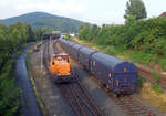 Die KSW 31, eine MaK G 763 C der Kreisbahn Siegen-Wittgenstein GmbH, rangiert am 25 Juni 2008 in Herdorf auf dem KSW-Rangierbahnhof in Herdorf (Betriebsstätte FGE -Freien Grunder Eisenbahn)

Die KSW 31 wurde 1989 von MaK in Kiel unter der Fabriknummer 700093 gebaut und als SK 31 an die Siegener Kreisbahn GmbH geliefert, welche ab Ende 2004 nun als Kreisbahn Siegen-Wittgenstein (KSW) firmiert. Die Lok wurde im Juni 2008 an die Vossloh Locomotives GmbH Kiel-Friedrichsort) verkauft und bekam nun die NVR-Nr. 92 80 0262 217-9 D-VL, bis Mitte Januar 2009 war sie dann noch an die KSW vermietet. 2009 war sie dann bei der ThyssenKrupp Steel AG im Werk Kreuztal-Ferndorf. Im Februar 2011 wurde sie dann an die VGH - Verkehrsbetriebe Grafschaft Hoya GmbH, Lok 22 (98 80 0262 217-9 D-VGH) verkauft.
