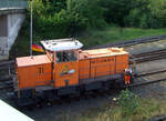 Die KSW 31, eine MaK G 763 C der Kreisbahn Siegen-Wittgenstein GmbH, rangiert am 25 Juni 2008 in Herdorf auf dem KSW-Rangierbahnhof in Herdorf (Betriebsstätte FGE -Freien Grunder Eisenbahn)

Die KSW 31 wurde 1989 von MaK in Kiel unter der Fabriknummer 700093 gebaut und als SK 31 an die Siegener Kreisbahn GmbH geliefert, welche ab Ende 2004 nun als Kreisbahn Siegen-Wittgenstein (KSW) firmiert. Die Lok wurde im Juni 2008 an die Vossloh Locomotives GmbH Kiel-Friedrichsort) verkauft und bekam nun die NVR-Nr. 92 80 0262 217-9 D-VL, bis Mitte Januar 2009 war sie dann noch an die KSW vermietet. 2009 war sie dann bei der ThyssenKrupp Steel AG im Werk Kreuztal-Ferndorf. Im Februar 2011 wurde sie dann an die VGH - Verkehrsbetriebe Grafschaft Hoya GmbH, Lok 22 (98 80 0262 217-9 D-VGH) verkauft.

Die Lokomotive MaK G 763 C ist eine dieselhydraulische Lokomotive, die von der Maschinenbau Kiel (MaK) gebaut wurde. Sie wird dem 3. Typenprogramm von MaK, das ab 1977 angeboten wurde, zugerechnet. Sie stellt die Nachfolgerin der in 18 Exemplaren gebauten MaK G 761 C dar, unterscheidet sich von dieser durch einen stärkeren MTU-Motor Reihe 396 und hat ein anderes Getriebe. Die Führerhäuser waren aus Sicherheitsgründen nicht mehr direkt vom Boden, sondern nur über den Umlauf erreichbar. Die MaK G 763 C hat drei im Rahmen sitzende Achsen, die über Gelenkwellen angetrieben werden. Sie hat eine Leistung von 560 kW und erreicht eine maximale Geschwindigkeit von bis zu 40 km/h. Sie bringt es auf eine Dienstmasse von bis zu 66 t. Ihr Tankinhalt beträgt 1.500 l.

Von der MaK G 763 C wurde zwischen 1982 und 1993 insgesamt 27 Exemplaren gebaut. Größte Abnehmer mit jeweils drei Lokomotiven waren die Siegener Kreisbahn und die Städtischen Häfen Hannover. Alle Lokomotiven befinden sich noch im Dienst. Im Deutschen Fahrzeugeinstellungsregister wurde für diese Bauart die Baureihennummer 98 80 0262 vergeben.

Technische Daten:
Spurweite: 1435 mm
Achsfolge: C
Länge über Puffer: 9.870 mm
Achsstand: 3.800 mm
größte Breite: 3.100 mm
größte Höhe über Schienenoberkante: 4.220 mm
Raddurchmesser neu: 1.000 mm
kleinster befahrbarer Gleisbogen: 40 m
Dienstgewicht: 54 - 66 t (diese 64 t)
Motor: Sechszylinder-MTU-Dieselmotor, Typ 6V 396 TC13
Leistung: 560 kW
Drehzahl: 1.800 U/min
Getriebe: Voith, Typ L3r4U2
Leistungsübertragung: hydraulisch
Höchstgeschwindigkeit: 32 - 40 km/h
Kraftstoffvorrat: 1.500 l
