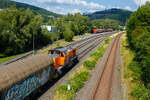 Geführt von der KSW 44 (92 80 1271 004-4 D-KSW) eine MaK G 1000 BB, fährt am 25 Juli 2025 die KSW (Kreisbahn Siegen-Wittgenstein), im Sandwich mit einem sehr langen und schweren Coilzug, auf
