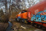 Nun fährt die KSW 44 (92 80 1271 004-4 D-KSW), eine MaK G 1000 BB der KSW (Kreisbahn Siegen-Wittgenstein) am 26 Februar 2026 in Neunkirchen-Salchendorf mit weiteren 4 beladenen Coilwagen hinauf