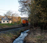 Nun fährt die KSW 44 (92 80 1271 004-4 D-KSW), eine MaK G 1000 BB der KSW (Kreisbahn Siegen-Wittgenstein) am 26 Februar 2026 in Neunkirchen-Salchendorf mit weiteren 4 beladenen Coilwagen hinauf