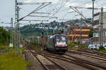 Die MRCE Dispolok ES 64 U2-072 / LZB 182 572-8 (91 80 6182 572-8 D-DISPO) fhrt am 04.06.2022 mit einem KLV-Zug durch den Hauptbahnhof Siegen in Richtung Kln.