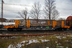 Vierachsiger leerer Drehgestell-Flachwagen mit Doppelrungen, 37 84 4616 533-4 NL-ORME, der Gattung Smnps, Bauart 193-4, der On Rail Gesellschaft fr Eisenbahnausrstung und Zubehr mbH (Mettmann), vermietet an Saarstahl AG, am 27.01.2023 im Zugverband bei der Durchfahrt in Rudersdorf (Kr. Siegen). Nach dem Aufkleber (MFI) zu urteilen gehren die MFI - Matriel Ferroviaire et Industriel S.A. und die On Rail wohl nun zusammen.

Diese Wagen wurden vom bulgarischen Hersteller Transwagon AD in Burgas gebaut.

Der Wagen hat einen durch Gitterroste begehbaren Fuboden Gitterroste, Hartholz-Ladeschwellen, Niederbindeeinrichtungen (Gut-Spanneinrichtungen), Rungen mit auswechselbaren Kunststoffleisten an den Berhrungsflchen zum Ladegut. Hier bei der Bauart 193-4 haben die Wagen ja Lngsseite vier sehr steife Doppelrungen (aus HEB-Stahltrgern), anstatt acht bei der Bauart 193. Zudem sind die Rungen nur ca. halb so hoch, anstatt 2.000 mm bei Bauart 193. Anschraubflchen fr weiter vier Doppel-Rungen sind jedoch vorhanden.

TECHNISCHE DATEN:
Spurweite: 1.435 mm (Normalspur)
Lnge ber Puffer: 16.750 mm
Drehzapfenabstand: 11.700 mm
Achsabstand im Drehgestellen: 1.800 mm 
Raddurchmesser: 920 mm (neu)
Drehgestell-Typ: Y25 Lsd
Ladelnge: 15.500 mm
Ladebreite: 2.830 mm (zwischen den Rungen)
Ladeflche: 43,8 m
Eigengewicht: 21.000 kg
Max. Zuladung bei Lastgrenze: 69,0 t (ab Streckenklasse D)
Max. Geschwindigkeit: 100 km/h (beladen) / 120 km/h (leer)
Kleinster Gleisbogenhalbmesser: 45 m
Bauart der Bremse: KE-GP-A (K) max. 58 t
Bremssohle: Cosid C 810
Internationale Verwendungsfhigkeit: TEN-GE
