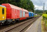 Im Sandwich zweier SIEMENS Vectron Dual Mode fährt ein Schienenprüfzug (SPZ 3), auf Prüffahrt (der Messwagen ist auf die Schiene absenkt) am 14 Juni 2024 durch Scheuerfeld/Sieg in Richtung Siegen.

Hier im Detail der in den Messzug eingereihte Hilfszug-Wagen (Nummer unbekannt) der DB Netz AG (Notfalltechnik).
