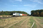 186 421-4 zieht mit einem Containerzug durch die Netztrennstelle Mainz Bischofsheim.