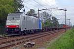 Railpool 186 447 schleppt ein beinahe leeren Containerzug bei Hulten am 16 Augustus 2019.