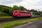 Nach getaner Nachschiebearbeit fährt die an die DB Cargo AG vermietete Railpool 151 053-6 (91 80 6151 053-6 D-Rpool) am 21 Mai 2024 vom Rbf Kreuztal in den Abstellbereich.