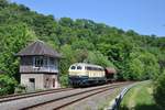 218 490-1 war am 21.05.2020 mit nur einem Wagen auf dem Weg nach Neuwied und konnte dabei in Balduinstein fotografiert werden.