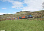 193 565-9 mit Containerzug bei Himmelstadt gen Sden.