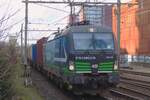 RTB 193 739 zieht ein Containerzug durch Tilburg am 26 Februar 2025 und wird vom Bahnsteig fotografiert.