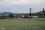 482 008-0 zieht bei Weinheim (Bergstrasse) einen Wechselpritschenzug gen Süden.