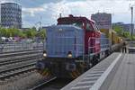 Diesellok von Vossloh G 1700 BB, ohne erkennbare Nummer, der Gleisbaufirma Schweerbau zieht einen kurzen Bauzug durch den Bahnhof München Ost.