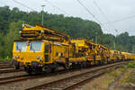 Die Plasser & Theurer Bettungsreinigungsmaschine RM 900 S-2 SIM (Schweres Nebenfahrzeug Nr. 97 11 39 901 17-9) der Fa. Schweerbau, abgestellt am 22.08.2011 in Betzdorf/Sieg.