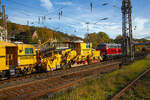 Am Haken der 218 155-0 am 30.10.2022 bei der Durchfahrt in Kreuztal in Richtung Süden, die Plasser & Theurer Schotterplanier- und Profilierungsmaschinen SSP 110 SW, Schweres Nebenfahrzeug Nr. D-SBAU 99 80 94 25 049-0 der Schweerbau.