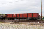 Vierachsiger offener 750mm-Schmalspur-Drehgestell-Güterwagen 97-21-17 der Gattung OOw, der SDG - Sächsische Dampfeisenbahngesellschaft mbH (Fichtelbergbahn), (ex DR 97-21-17) abgestellt am