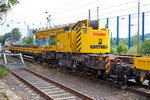 
Der GOTTWALD Gleisbauschienenkran GS 80.08 TT, Schweres Nebenfahrzeug Nr. 99 80 9419 004-3 D-BRS der BMTI Rail Service GmbH (Servicebetrieb der STRABAG SE), ex 97 82 42 503 19-8 STRABAG Rail, ex 60 80 092 3619-1 (Fa. Eichholz GmbH, Lauda), ist am 17.09.2016 in Kreuztal, mit zwei Schutzwagen der Gattung Res und der 203 841-2. abgestellt. 

Der Kran wurde 1991 von Gottwald in Dsseldorf unter der Fabriknummer 146 063 gebaut.

TECHNISCHE DATEN:
Spurweite: 1.435 mm
Anzahl der Achsen: 8 (in 4 Drehgestelle bzw. 2 Doppeldrehgestelle)
Drehzapfenabstand: 8.000 mm
Drehzapfenabstand im Drehgestell 1 und 2: 2.400 mm
Lnger ber Puffer: 13.000 mm (ohne Kranausleger)
Ergebene Achsabstnde in m: 1,1 / 1,2 / 1,1/ 5,6 / 1,1 / 1,2 / 1,1
Raddurchmesser: 730 mm (neu) / 680 mm (abgenutzt)
Eigengewicht: 128 t
Maximale Traglast: 100 t (abgesttzt)  / 80 t (freistehend)
Kleinster befahrbarer Radius: 90 m 
max. Geschwindigkeit im Zugverband: 120 km/h
max. Geschwindigkeit im Eigenantrieb: 20 km/h
Maximale Achslast: 20 t
Zul. Streckenklasse: CS 04 und hher
Motorleistung  190 kW
