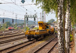 
Ein STRABAG-Kranzug ist am 17.09.2016 in Kreuztal abgestellt, dieser bestand hier aus: 
Der V 100 ost 203 841-2  (92 80 1203 841-2 D-STRA), dem Kranschutzwagen der Gattung Res 37 80 3999 129-4 D-BRS, dem GOTTWALD Gleisbauschienenkran GS 80.08 TT, Schweres Nebenfahrzeug Nr. 99 80 9419 004-3 D-BRS und dem Kranschutzwagen der Gattung Res 37 80 3999 050-2 D-BRS. 

Hinter der NVR-Abkrzung BRS verbirgt sich die BMTI Rail Service GmbH, diese ist der Servicebetrieb der STRABAG SE.