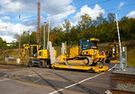   Ein ungewhnlicher Schienentransport, ein Liebherr Zweiwegebagger A 922 rail mit einem Tiefladewagen und darauf verladener Raupe fhrt am 09.10.2016 in Kreuztal ber den Bahnbergang.