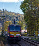 Die bunte und schöne an die TX Logistik AG vermietete Siemens Vectron MS X 4 E – 640 / 193 640-0 “Connected by Rail” (91 80 6193 640-0 D-DISPO) der MRCE Dispolok GmbH